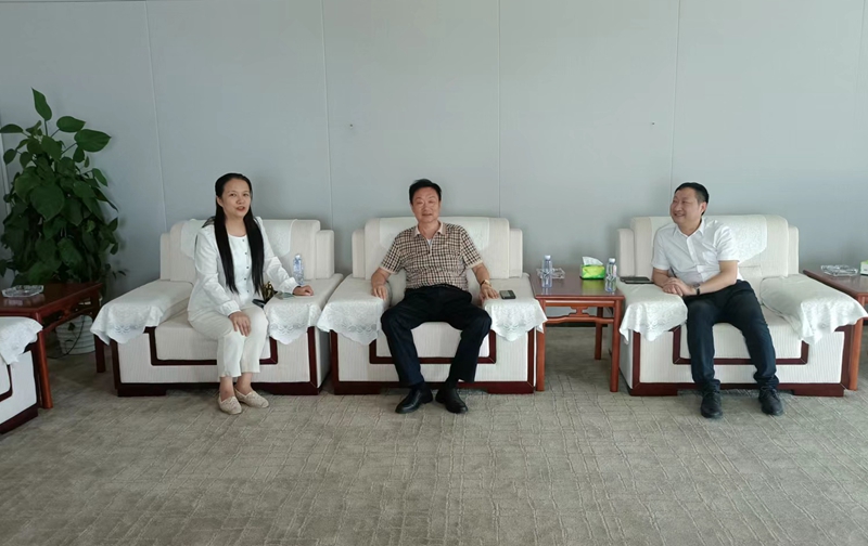 岳氏集團(tuán)董事長(zhǎng)岳平安、北京中郵鴻運(yùn)董事副總黃貴斌拜訪中展航空