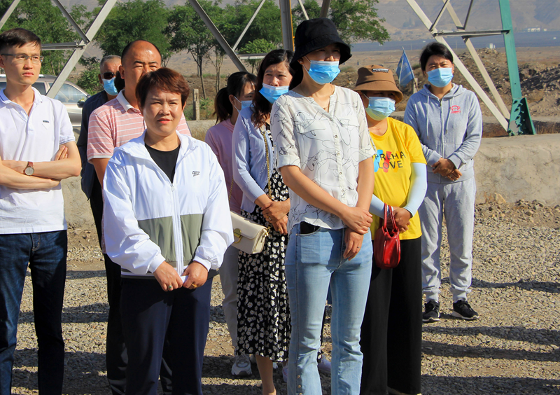 紅果子鎮(zhèn)黨委書記陳筠平、鎮(zhèn)人大主席韓玉蘭蒞臨興康恒潤(rùn)種植基地觀摩了解情況