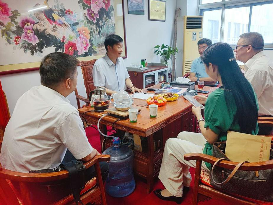 湖北恩施州商務(wù)（招商）局調(diào)研員劉恩敏率團(tuán)訪(fǎng)問(wèn)北京岳氏集團(tuán)