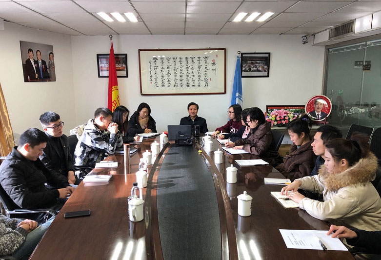 岳氏集團(tuán)董事長、中醫(yī)藥康養(yǎng)委員會主任岳平安與北京全球商源文化傳播公司簽訂戰(zhàn)略合作協(xié)議