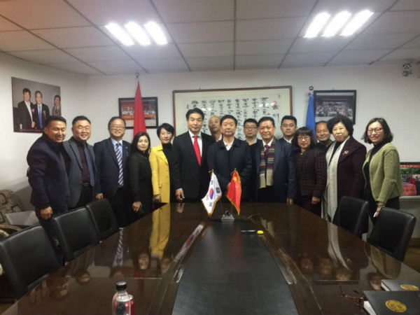 韓國(guó)客人到訪岳氏集團(tuán)并簽署合作協(xié)議書