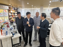 岳氏集團(tuán)岳平安董事長(zhǎng)帶隊(duì)考察無錫伙伴日化科技有限公司