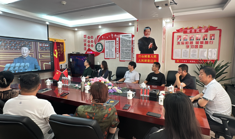 岳氏集團(tuán)組織觀看抗戰(zhàn)勝利閱兵，愛國情懷激蕩人心